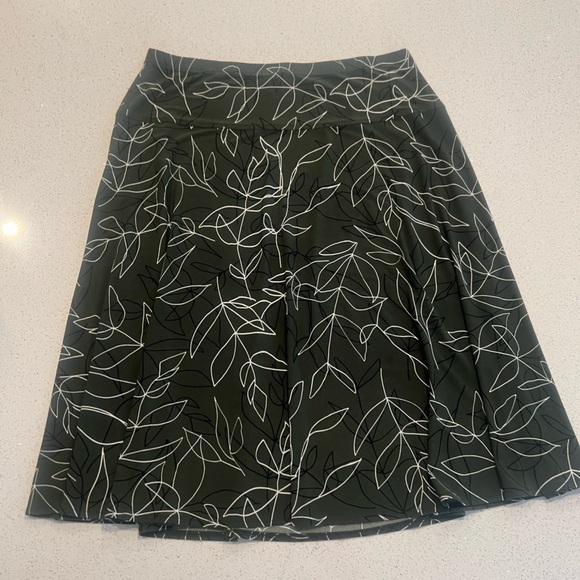 Roz & Ali Green with Black and White Leaf Pattern Flare Stretchy Skirt - Picture 11 of 11